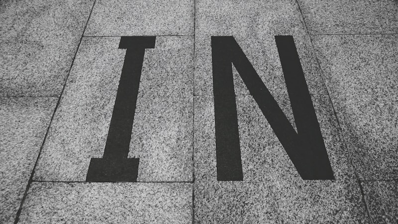 イニシャルは苗字と名前どっちから?正しい順番・書き方・迷いやすいケースをやさしく解説